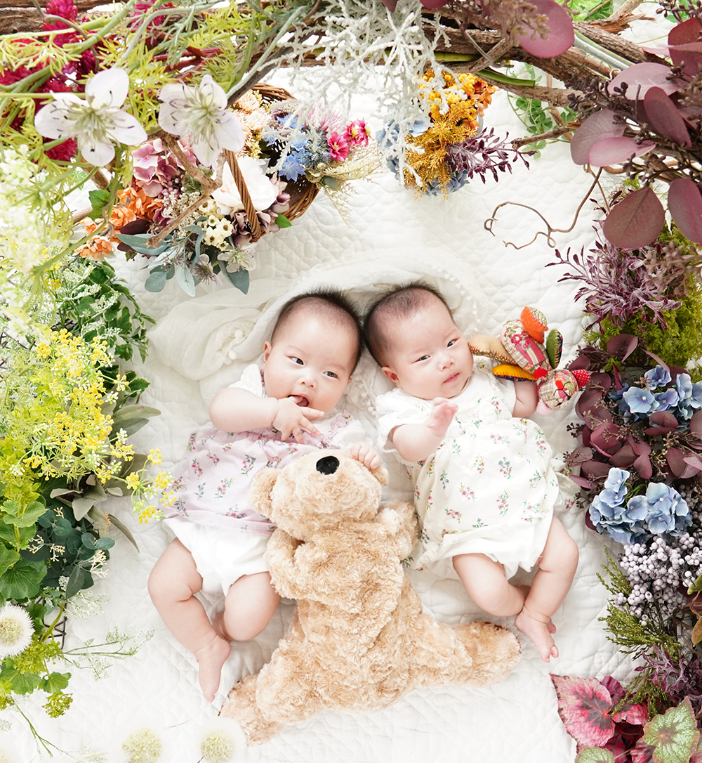 Baby Half Birthday 双子ちゃんと 京都 フォトスタジオ お花と自然光がたくさん降り注ぐ 空間が素敵なフォトスタジオ