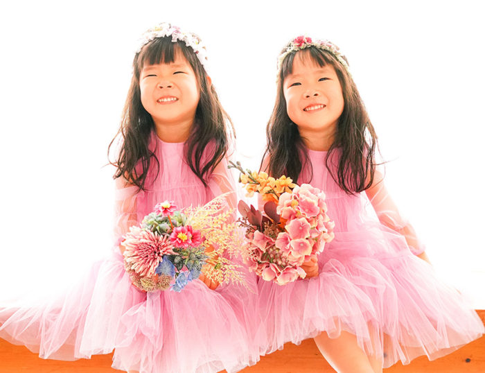 バースデーフォト 双子姉妹4歳 京都 フォトスタジオ お花と自然光がたくさん降り注ぐ 空間が素敵なフォトスタジオ